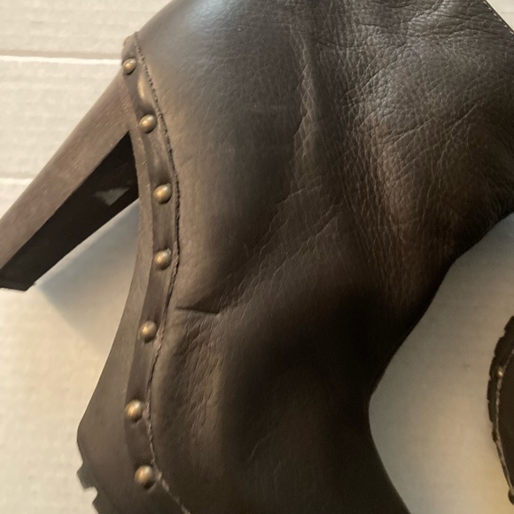 Boots - Picture 9 of 9